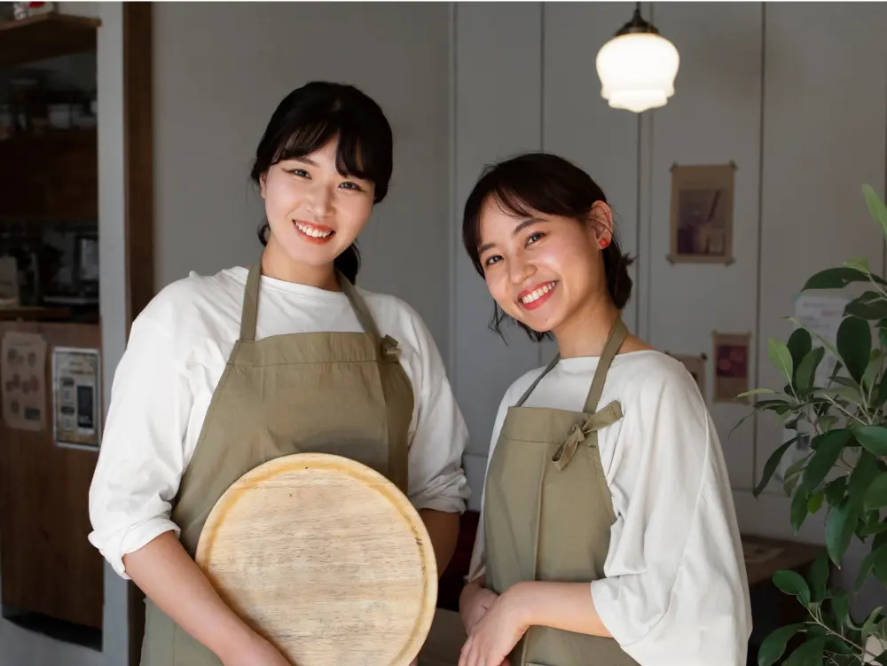 スポットワーク（カフェ）で働く人の写真