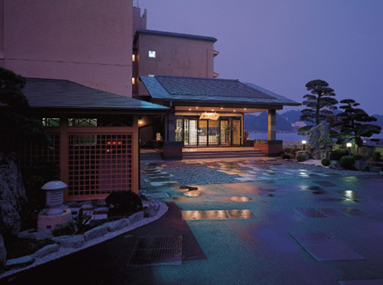 お部屋で料理に舌鼓、贅沢な時間を過ごせる！胡蝶蘭